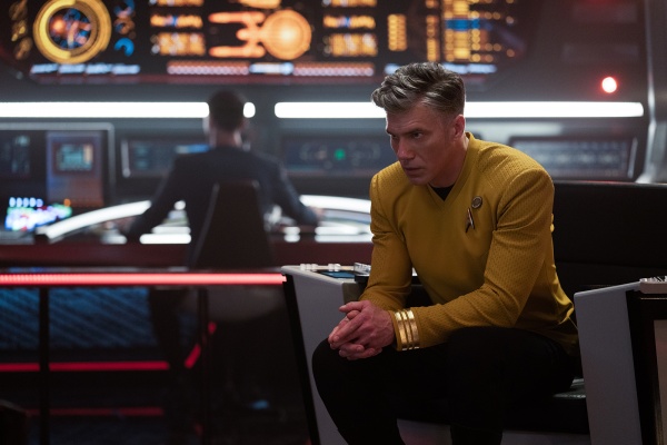 Captain Christopher Pike konzentriert sich auf die Gefahr aus dem Hinterhalt – Bild: Marni Grossman/​Paramount+
