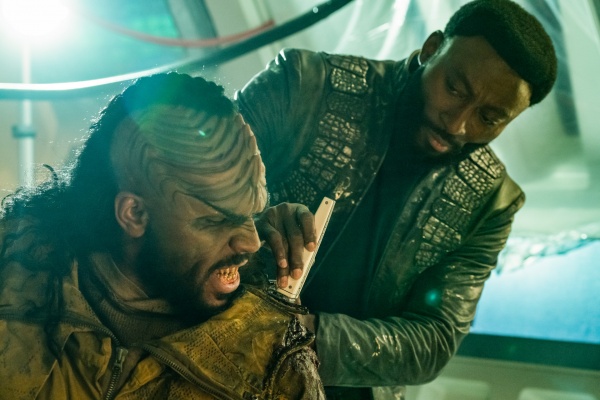 M’Benga behandelt den Klingonen Ror’Queg (Abbas Wahab) – Bild: Michael Gibson /​ Paramount+