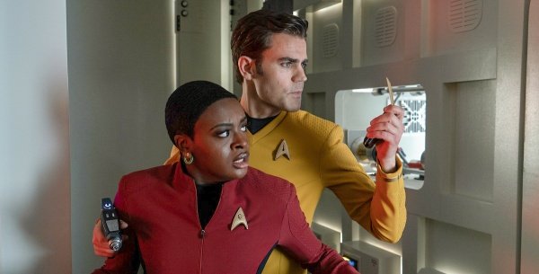 Lieutenant Kirk (Paul Wesley) hilft Uhura (Celia Rose Gooding) – Bild: Michael Gibson /​ Paramount+