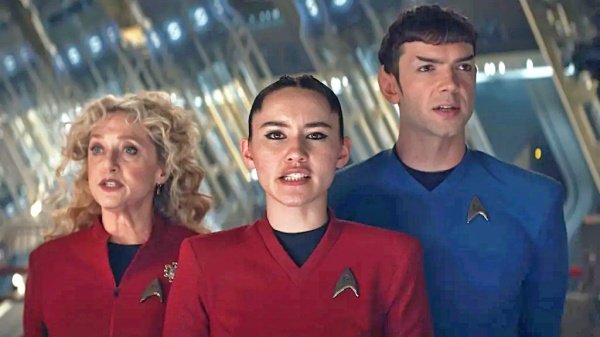 Pelia (l., Carol Kane), La’an und Spock wollen nicht singen – Bild: Paramount+