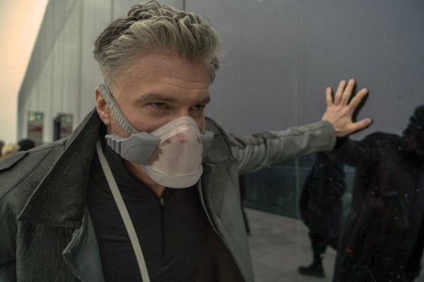 Captain Pike (Anson Mount) schützt sich mit Maske – Bild: Michael Gibson /​ Paramount+