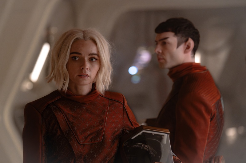 Schwester Christine Chapel (Jess Bush) und Spock (Ethan Peck) leben gefährlich – Bild: Marni Grossman /​ Paramount+