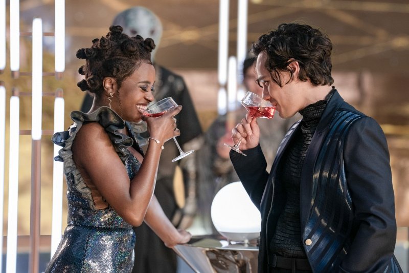 Uhura (Celia Rose Gooding) und Beto Ortegas (Mynor Luken) wollen heute feiern – Bild: Marni Grossman /​ Paramount+