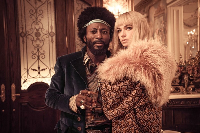 Figuren auf dem Holodeck gleichen Joseph (Babs Olusanmokun) und Christine (Jess Bush) – Bild: Marni Grossman /​ Paramount+