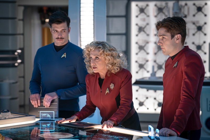 Pelia (Carol Kane) leitet Sam Kirk (Dan Jeannotte) und Scotty (Martin Quinn, r.) – Bild: Marni Grossman /​ Paramount+