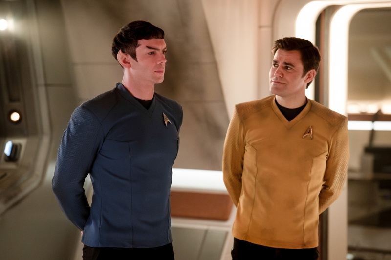 Spock (Ethan Peck) lernt James T. Kirk (Paul Wesley, r.) besser kennen – Bild: Marni Grossman /​ Paramount+