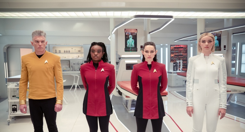 In ungewohnte Rollen schlüpfen (v.l.) Captain Pike (Anson Mount), Uhura (Celia Rose Gooding), La’an (Christina Chong) und Cristine (Jess Bush) – Bild: Marni Grossman /​ Paramount+