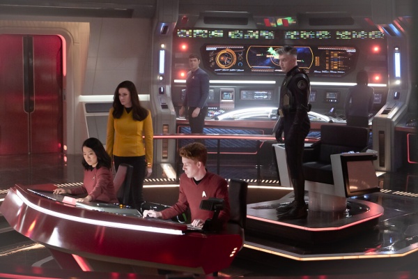 Die Brückenmannschaft von Captain Pike (5.v.l.) will helfen – Bild: Michael Gibson /​ Paramount+