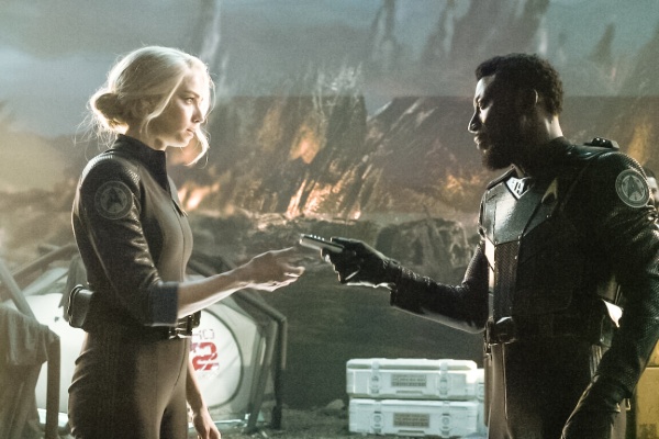 Christine Chapel und Joseph M’Benga kämpfen auf J’Gal – Bild: Michael Gibson /​ Paramount+