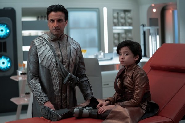 Gamal (Husein Madhavji) will den Sohn (Ian Ho) beschützen – Bild: Marni Grossman/​Paramount+