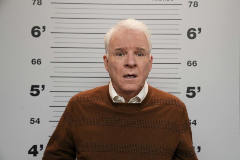 Charles (Steve Martin) wirkt unglücklich über die Entwicklung – Bild: 2022 Hulu /​  Craig Blankenhorn