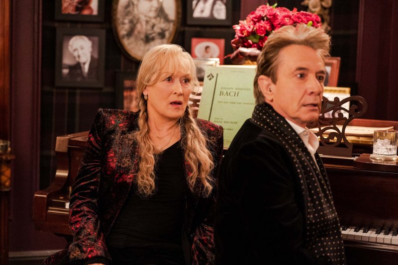 Plötzlich fühlen sich Loretta (Meryl Streep) und Oliver (Martin Short) unwohl – Bild: 2023 Hulu /​  Patrick Harbron