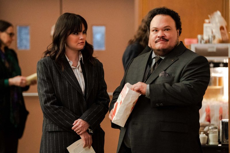 Mabel (Selena Gomez) misstraut Gregg (Adrian Martinez) – Bild: 2023 Hulu /​  Patrick Harbron