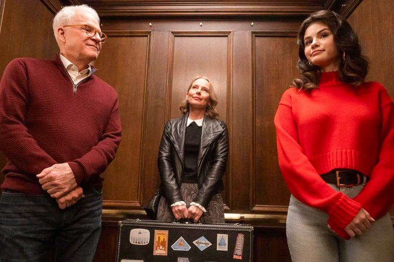 Charles (Steve Martin) und Mabel (Selena Gomez) interessieren sich für Jan (Army Ryan, M.) – Bild: Craig Blankenhorn /​ Hulu