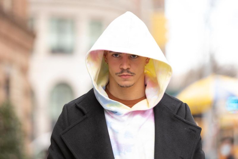 Oscar (Aaron Dominguez) ist schwer zu durchschauen – Bild: 2021 Hulu /​  Craig Blankenhorn