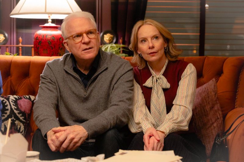 Charles (Steve Martin) und Jan (Amy Ryan) rücken zusammen – Bild: 2021 Hulu /​  Craig Blankenhorn