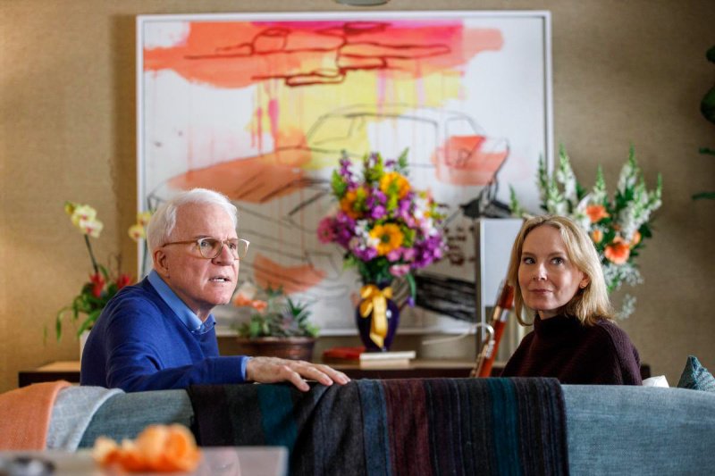 Charles (Steve Martin) und Jan (Amy Ryan) protestieren – Bild: 2021 Hulu /​  Craig Blankenhorn