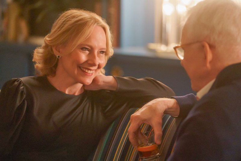 Jan (Amy Ryan) verzaubert Charles (Steve Martin) – Bild: 2021 Hulu /​  Barbara Nitke
