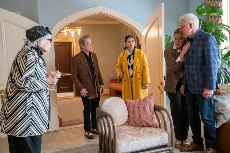 Barbara (Shirley MacLaine) verwirrt (v.r.) Charles (Steve Martin), Amy Schumer, Mabel (Selena Gomez) und Oliver (Martin Short) – Bild: 2022 Hulu /​  Barbara Nitke