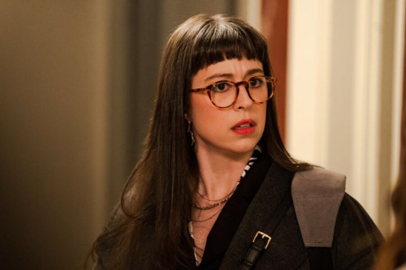 Poppy (Adina Verson) weiß weder ein noch aus – Bild: 2022 Hulu /​  Craig Blankenhorn
