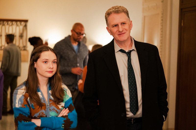 Detective Kreps (Michael Rapaport) muss Lucy (Zoe Margaret Colletti) beschützen – Bild: 2022 Hulu /​  Craig Blankenhorn