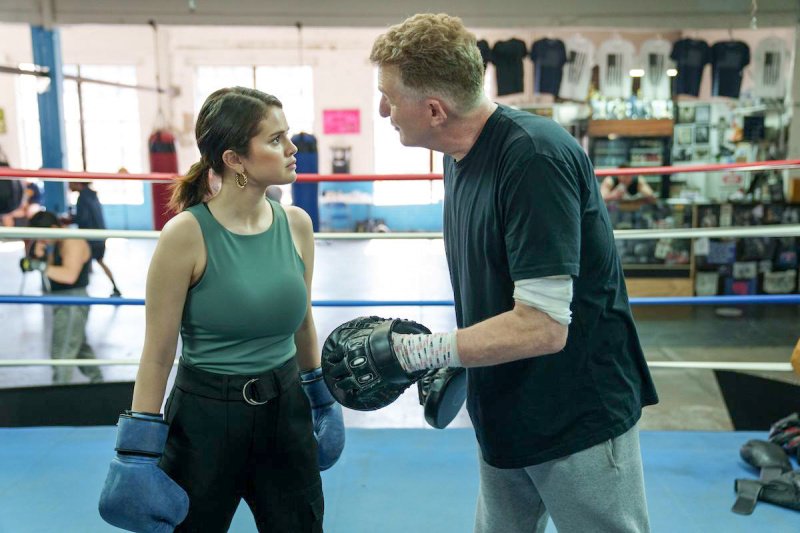 Mabel (Selena Gomez) kämpft gegen Detective Kreps (Michael Rapaport) – Bild: 2022 Hulu /​  Craig Blankenhorn