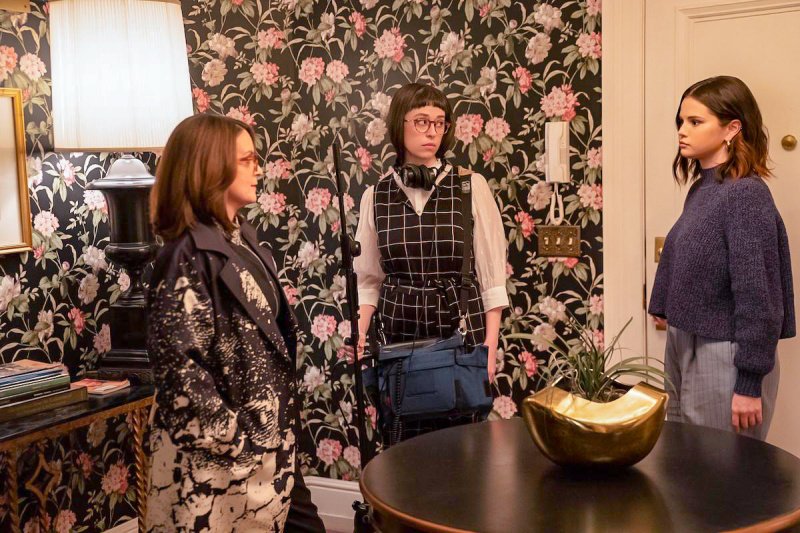 Cinda (Tina Fey) und Poppy (Adina Verson, M.) verärgern Mabel (Selena Gomez, r.) – Bild: 2022 Hulu /​  Patrick Harbron