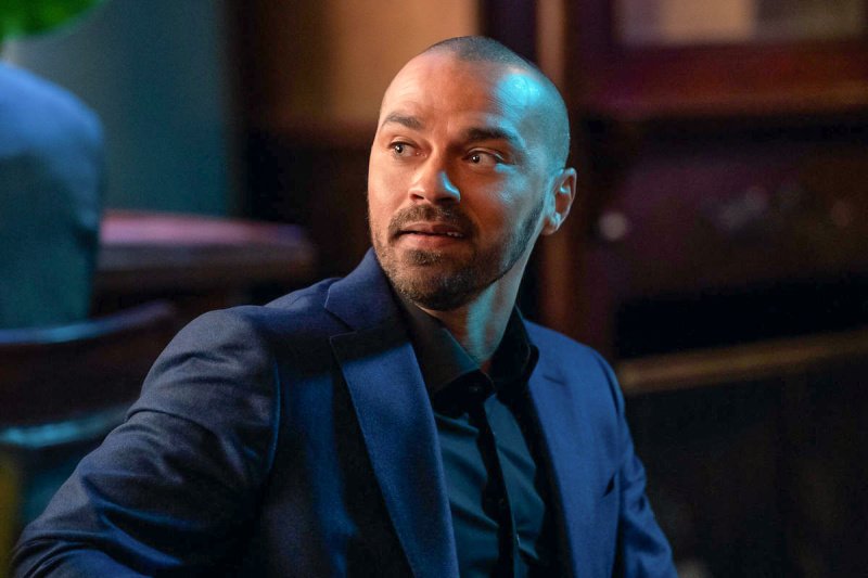 Tobert (Jesse Williams) befasst sich mit dem Kriminalfall und Gefühlen einer Frau – Bild: 2023 Hulu /​  Patrick Harbron