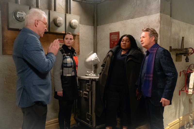 Im Chaos treffen Charles (Steve Martin), Mabel (Selena Gomez) und Oliver (Martin Short, r.) mit Detective Williams (Da’Vine Joy Randolph, 2.v.r.) aufeinander – Bild: 2023 Hulu /​  Patrick Harbron
