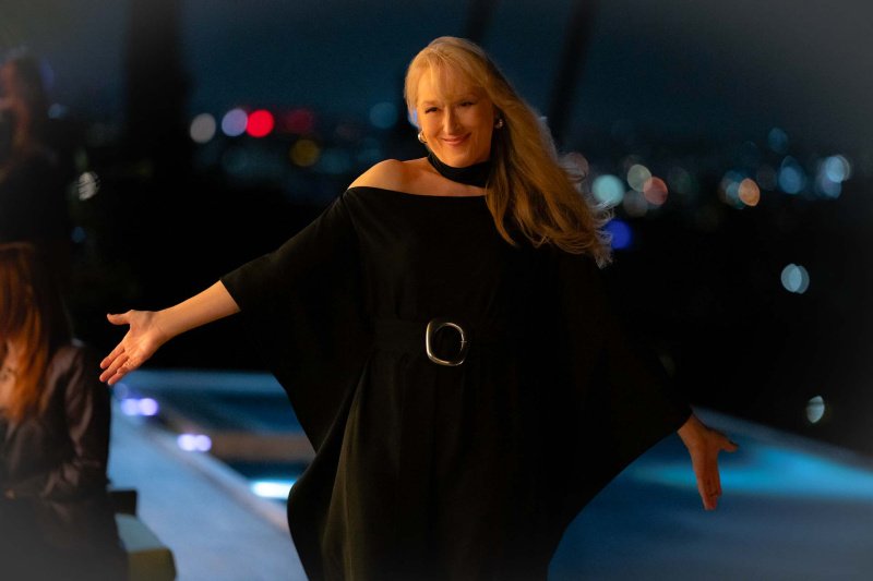 Loretta Durkin (Meryl Streep) verbreitet Glamour auf einer Party – Bild: Disney /​ Eric McCandless