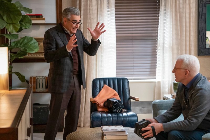 Eugene Levy will Charles (Steve Martin, r.) begeistern – Bild: Patrick Harbron /​ Disney