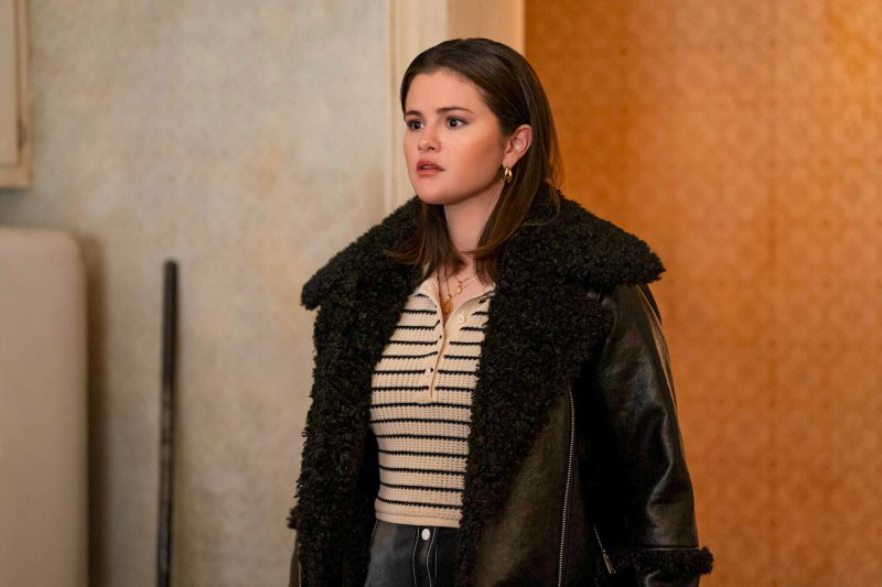 Mabel (Selena Gomez) kann nicht fassen, was sie gerade gehört hat – Bild: Patrick Harbron /​ Disney