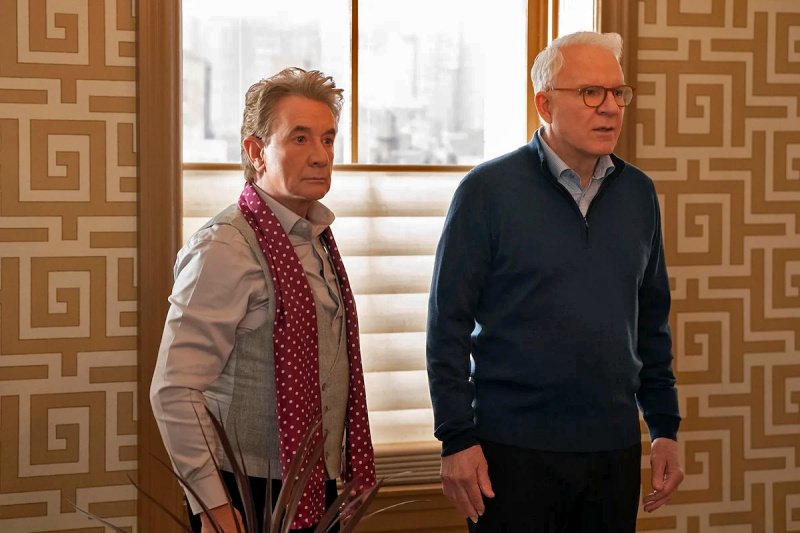 Oliver (Martin Short, l.) und Charles (Steve Martin) sorgen sich – Bild: Patrick Harbron /​ Disney