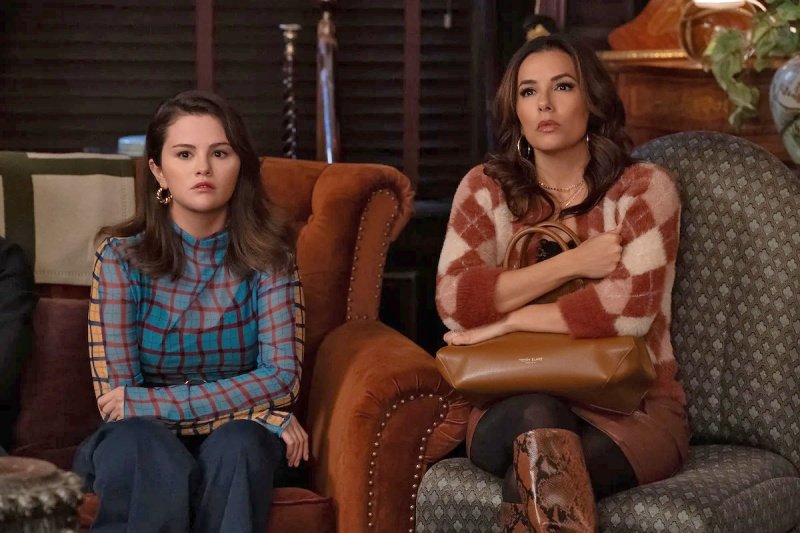 Mabel (Selena Gomez) und Eva Longoria (r.) denken nach – Bild: Patrick Harbron /​ Disney