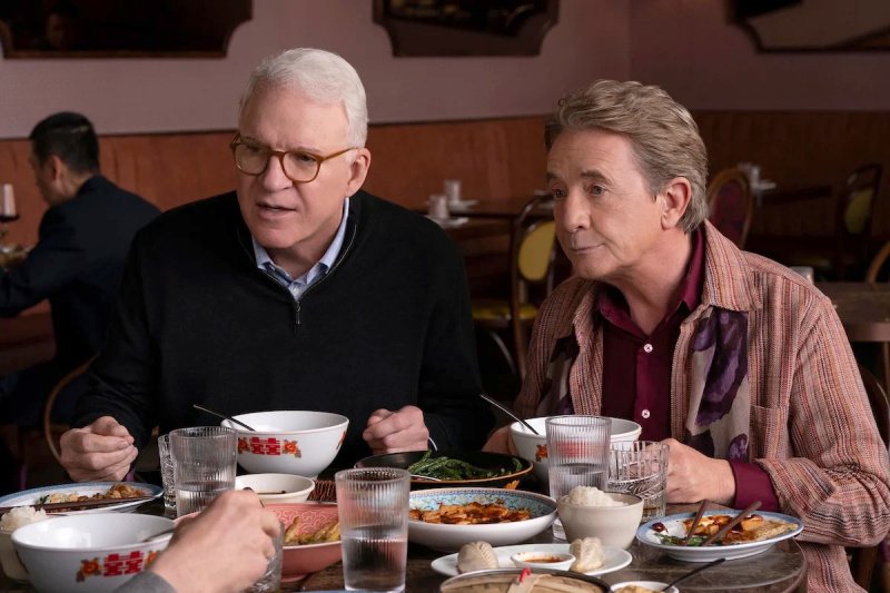 Charles (Steve Martin) und Oliver (Martin Short, r.) sammeln Infos im Café – Bild: Patrick Harbron /​ Disney