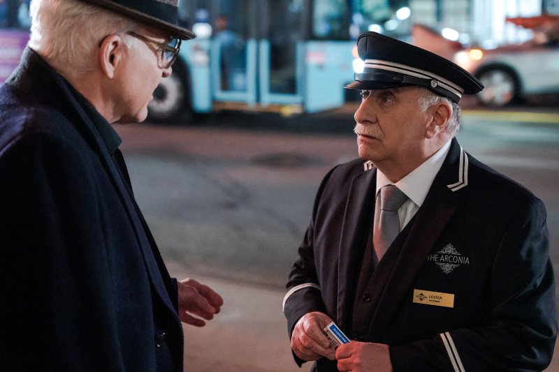 Charles (Steve Martin) schätzt Lester Coluca (Teddy Coluca, r.) als Guten Geist des Hauses – Bild: Patrick Harbron /​ Disney
