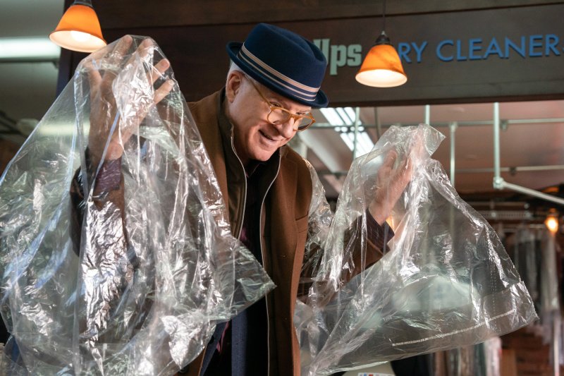 Charles (Steve Martin) sucht Spuren in der Schnellreinigung von Nicky Caccimelio – Bild: Patrick Harbron /​ Disney