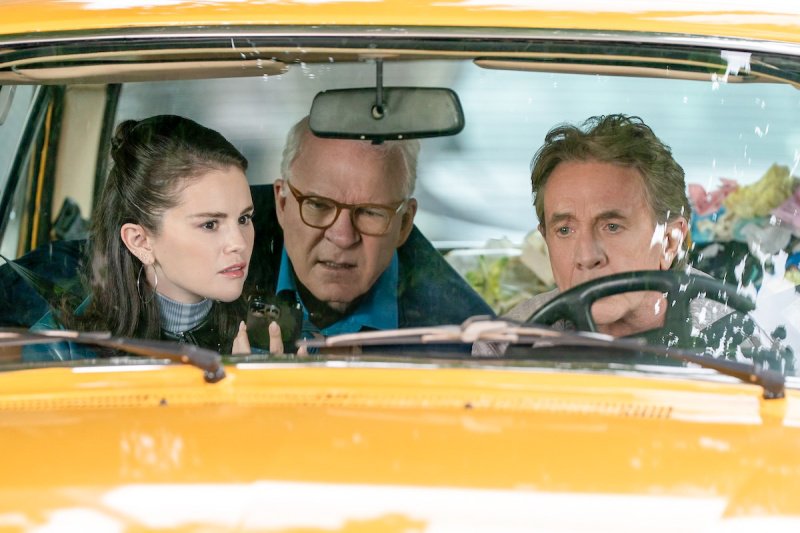 Einige Infos verwirren (v.l.) Mabel (Selena Gomez), Charles (Steve Martin) und Oliver (Martin Short) – Bild: Patrick Harbron /​ Disney