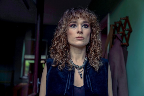 Karen Surtees (Phoebe Sparrow) mag keine Kirchen – Bild: Christopher Barr /​ New Pictures & All3Media International