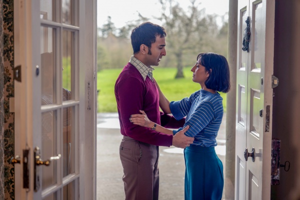 Devi Langridge (Ellora Torchia) nervt ihren Bruder Krishna Mehta (Parth Thakerar) – Bild: Christopher Barr /​ New Pictures & All3Media International