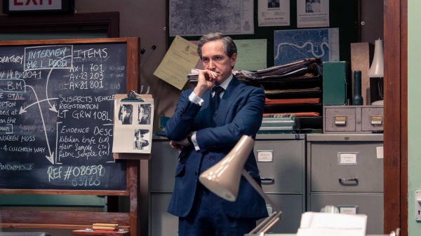 DCI Adam Dalgliesh (Bertie Carvel) grübelt über eine ermordete Zeugin – Bild: Dalg2 Productions Ltd