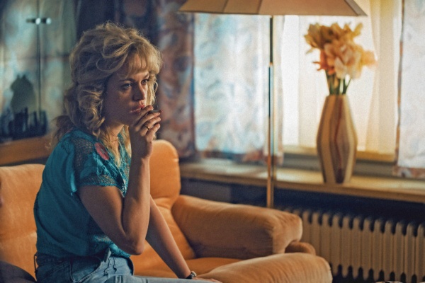 Ehe und trautes Heim langweilen Birgit (Anne Haug) – Bild: Amazon Studios