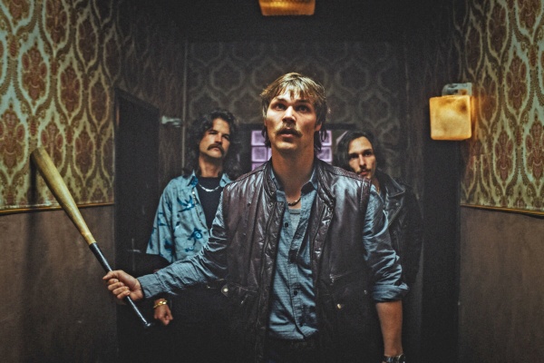 Andy (M.) dreht durch und folgt seinem Hass – Bild: Amazon Studios