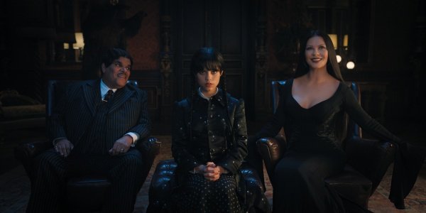 Luis Guzmán, Jenna Ortega, Catherine Zeta-Jones – Bild: Netflix 