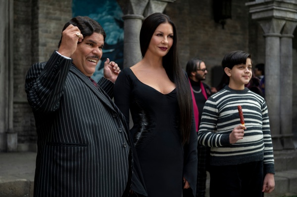 Luis Guzmán, Catherine Zeta-Jones, Issac Ordonez – Bild: Netflix