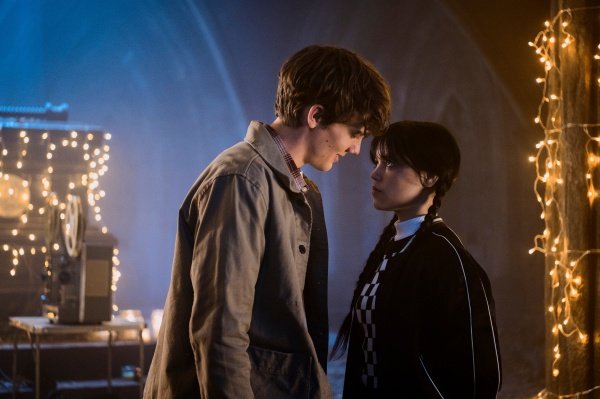 Hunter Doohan, Jenna Ortega – Bild: VLAD CIOPLEA/​NETFLIX