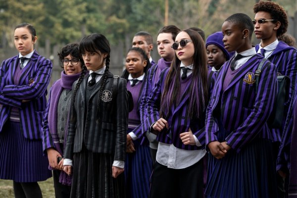 Moosa Mostafa, Jenna Ortega, Naomi j Ogawa, Joy Sunday – Bild: Netflix