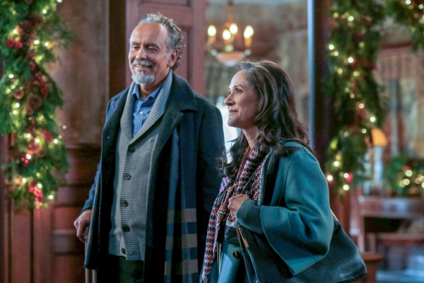 Mahesh (Bernard White, l.) und Champa (Sakina Jaffrey) freuen sich auf Weihnachten – Bild: Bertrand Calmeau /​ CBS