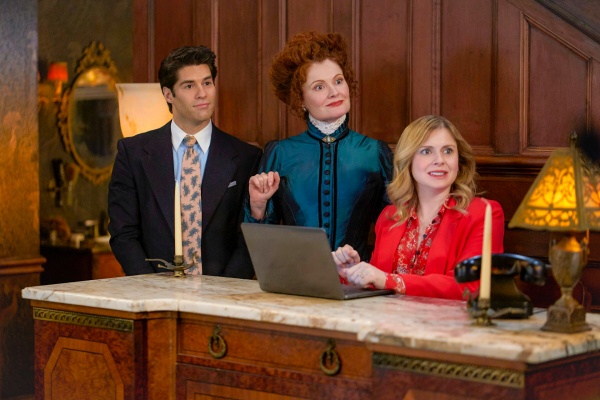 Trevor (Asher Grodman), Hetty (Rebecca Wisocky) und Sam (Rose McIver, r.) staunen – Bild: Philippe Bosse /​ CBS