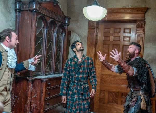 Jay (Utkarsh Ambudkar, M.) übersieht Isaac (Brandon Scott Jones) und Thorfinn (Devan Chandler Long) – Bild: CBS Broadcasting Inc.